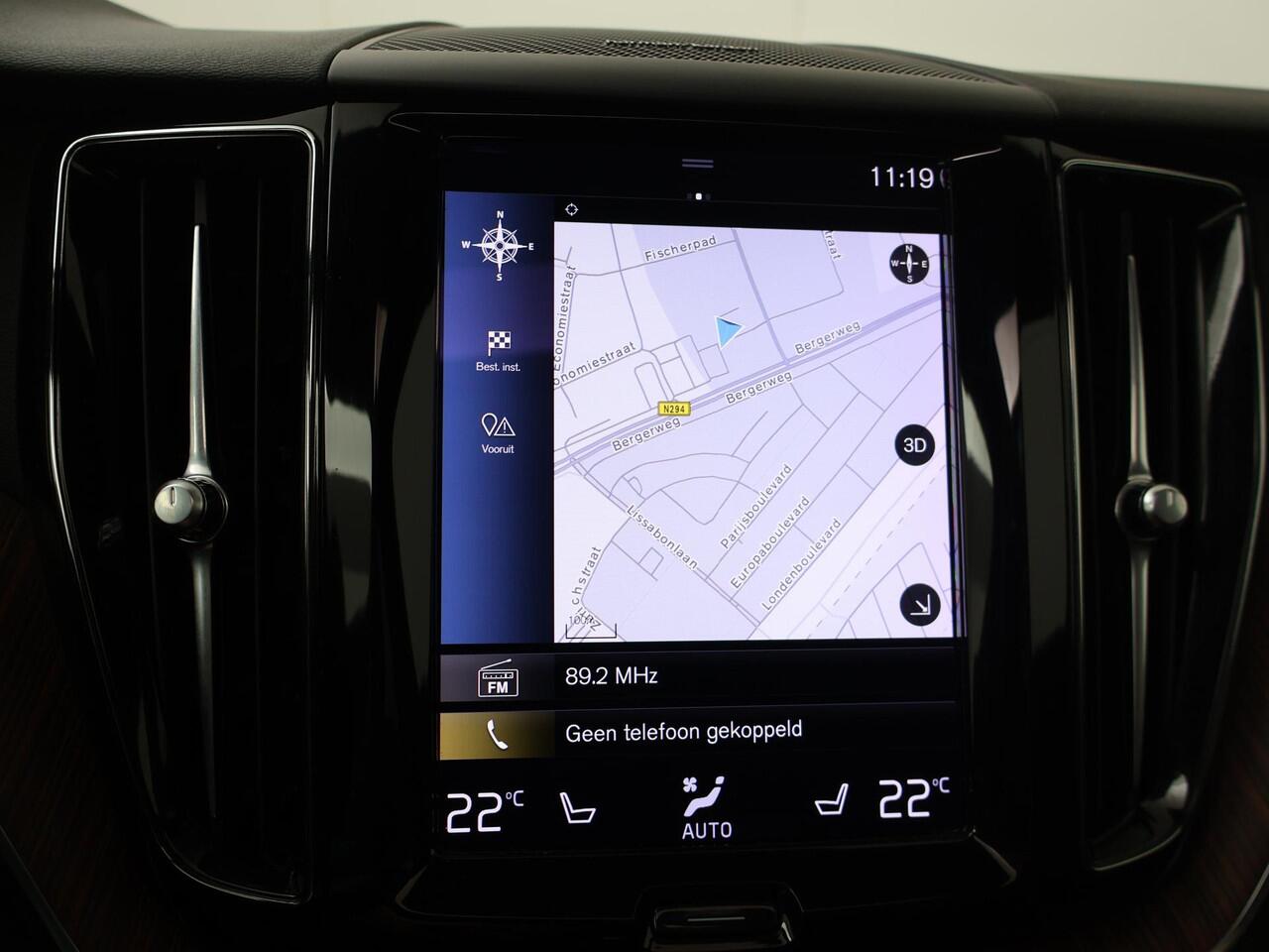 Volvo XC60 2.0 Recharge T6 AWD R-Design | SoH 100% | Schuif- kanteldak | Wegklapbare trekhaak | Harman Kardon HiFi | Lederen interieur | Keyless entry |