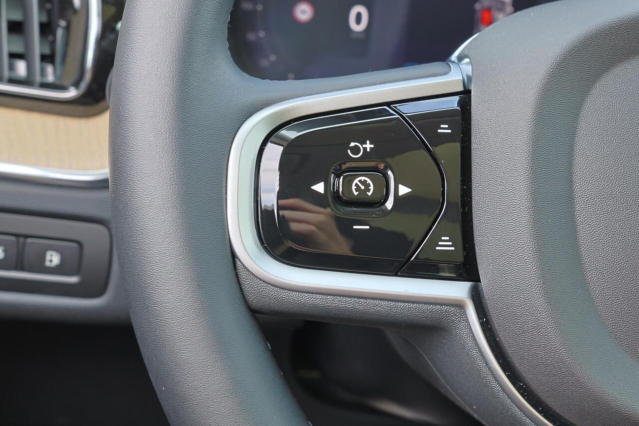 Volvo XC60 T8 Recharge AWD Ultra Dark - Panorama/schuifdak - IntelliSafe Assist & Surround - 360º Camera - Harman/Kardon audio - Adaptieve LED koplampen - Verwarmde voorstoelen, stuur & achterbank - Parkeersensoren voor & achter - Elektr. bedienb. voorstoelen met ge