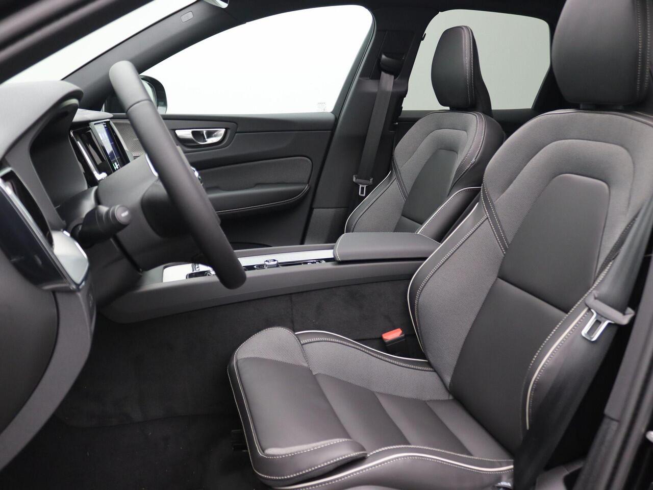 Volvo XC60 2.0 T6 Plug-in hybrid AWD Plus Black Edition 350PK Panoramadak, trekhaak, alarm, leder, elektrische achterklep, 21" lichtmetaal, dodehoekdetectie