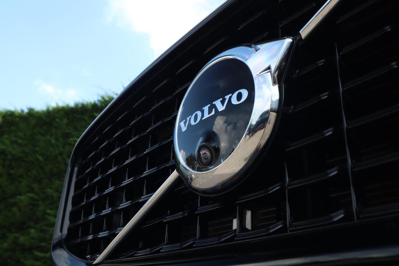 Volvo XC60 2.0 T6 Plug-in hybrid AWD Plus Dark | Trekhaak | Panoramadak | 360-camera |