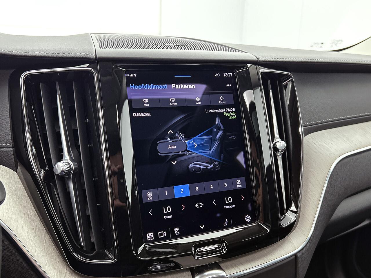 Volvo XC60 2.0 T8 Plug-in hybrid AWD Plus Bright | 310 pk | Panoramadak | Premium Audio by Harman Kardon | 2.250 kg Trekgewicht |