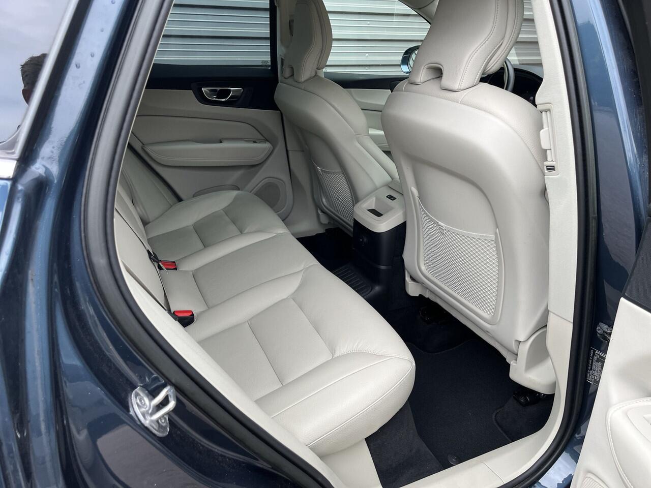 Volvo XC60 T6 Plug-in hybrid AWD Ultimate Bright / 360 camera / Trekhaak semi elektrisch / Head up display / 2250kg trekgewicht /