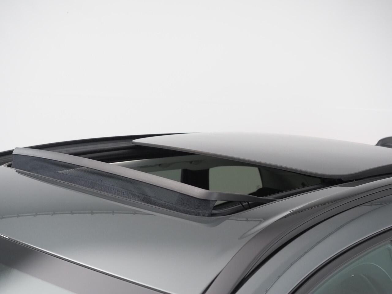 Volvo XC60 2.0 T6 Plug-in hybrid AWD Ultra Dark "Facelift" | Luchtvering | Bowers & Wilkins | Masage Stoelen | Stoelventilatie | Voorstoelen En Achterstoelen Verwarmd | Trekhaak (elektrisch uitklapbaar)