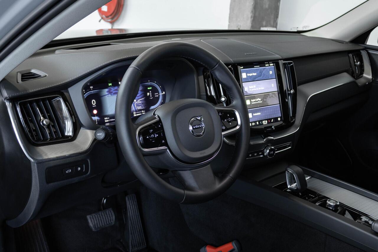 Volvo XC60 T6 Plug-in hybrid AWD Ultra Dark | Stoelverwarming | Stuurwielverwarming | Head Up Display | 360° Parkeer Camera | Harman Kardon Premium Audio | Panoramisch Schuif-kanteldak | Semi- Elektrische Trekhaak | Google infotainment |