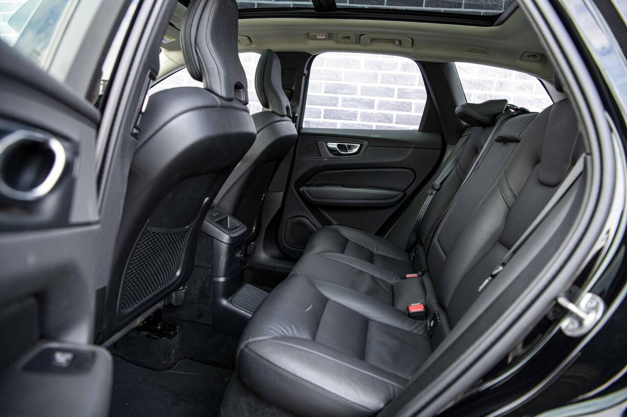 Volvo XC60 2.0 T6 Plug-in hybrid AWD Plus Dark | Adaptieve cruise control | Trekhaak | Stoel- en stuurverwarming | BLIS | Panorama dak |Schuif/kanteldak | Elektrisch verstelbare voorstoelen met geheugen |