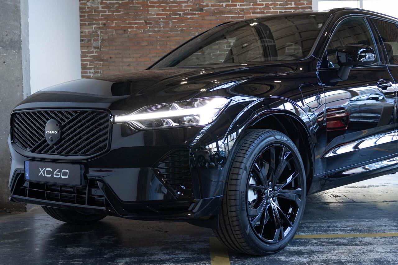 Volvo XC60 2.0 T6 Plug-in hybrid AWD Plus Black Edition | Verwacht Nov. 2025 | Luchtvering | Head-Up Display | 360º Camera | Schuif/Kantel-Panoramadak | Google Infotainment | 21" Lichtmetalen Wielen |