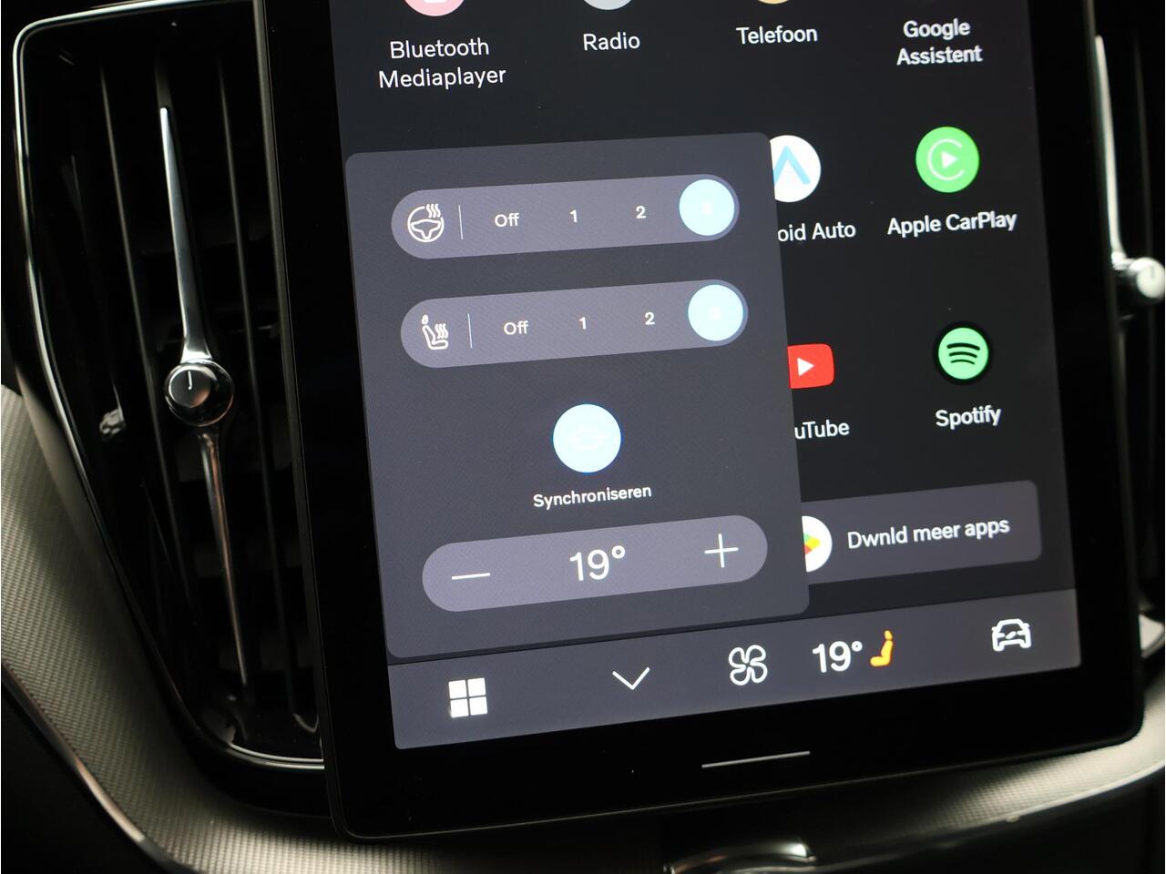 Volvo XC60 T6 350PK Plug-in hybrid AWD Essential / Adaptive Cruise / BLIS / Verwarmbare Stoelen + Stuurwiel / Extra Getint Glas / Google /