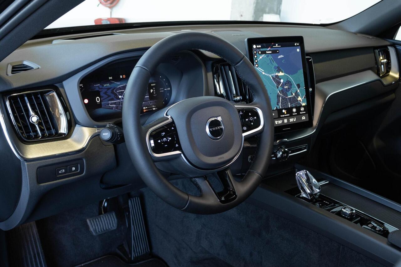 Volvo XC60 2.0 T6 Plug-in hybrid AWD Plus Black Edition | Luchtvering | Head-Up Display | 360º Camera | Schuif/Kantel-Panoramadak | Google Infotainment | 21" Lichtmetalen Wielen |