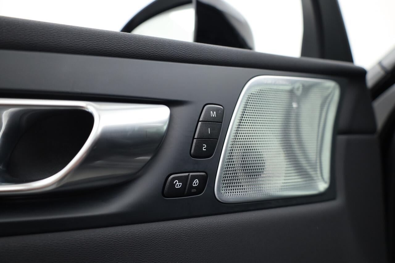 Volvo XC60 2.0 T8 Plug-in hybrid AWD Ultra Black Edition | Luchtvering | 360cam | Elek. Trekhaak | HUD | Bowers & Wilkins | Memory