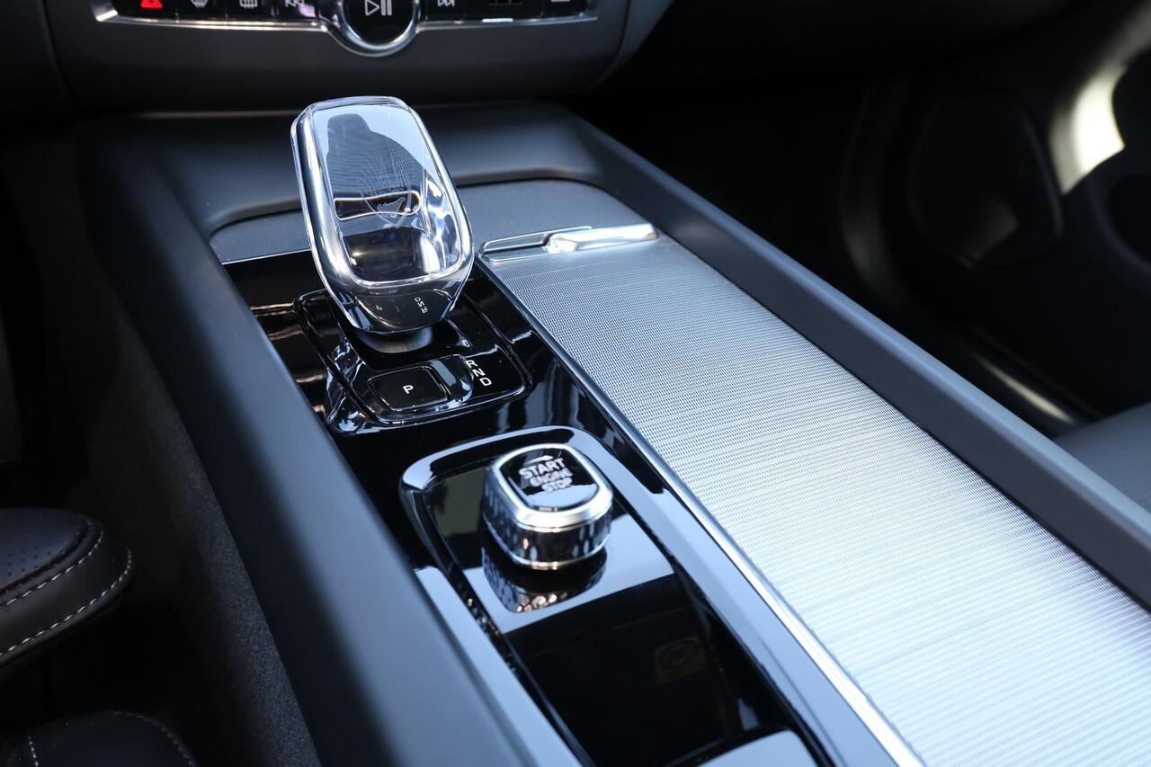 Volvo XC60 T8 Recharge AWD Ultimate Black Edition - Panorama/schuifdak - IntelliSafe Assist & Surround - 360º Camera - Adaptieve LED koplampen - Verwarmde voorstoelen, stuur & achterbank - Parkeersensoren voor & achter - Elektr. bedienb. voorstoelen met geheugen - H
