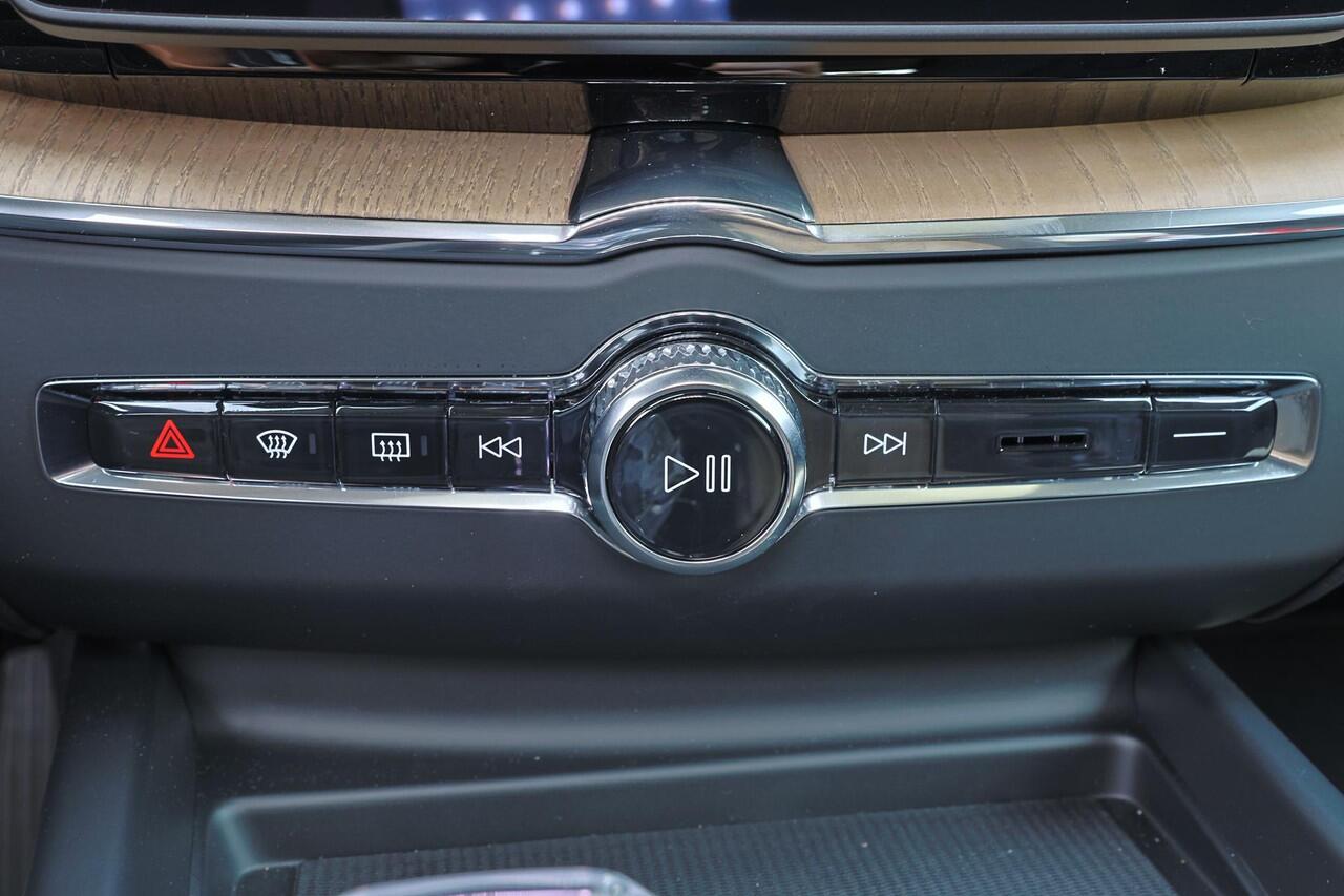 Volvo XC60 T8 Recharge AWD Ultra Dark - Panorama/schuifdak - IntelliSafe Assist & Surround - 360º Camera - Harman/Kardon audio - Adaptieve LED koplampen - Verwarmde voorstoelen, stuur & achterbank - Parkeersensoren voor & achter - Elektr. bedienb. voorstoelen met ge