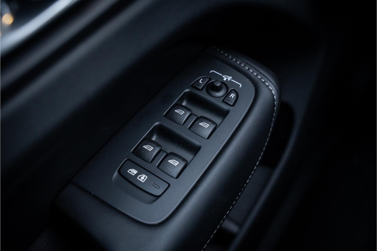 Volvo XC60 2.0 T6 Plug-in hybrid AWD Ultimate Black Edition ** Trekhaak ** Ventilatie ** Panodak ** B&W ** 12-2024!!