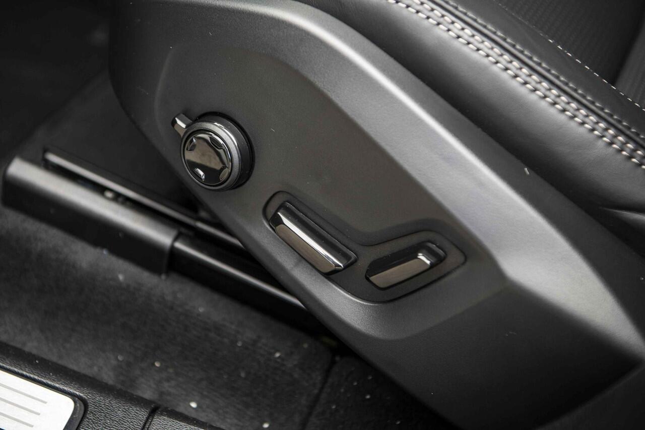 Volvo XC60 2.0 T6 Plug-in hybrid AWD Ultra Bright | Executive | Stoel Massage + Ventilatie | Luchtvering | Bowers & Wilkins | 22" | Full Options |