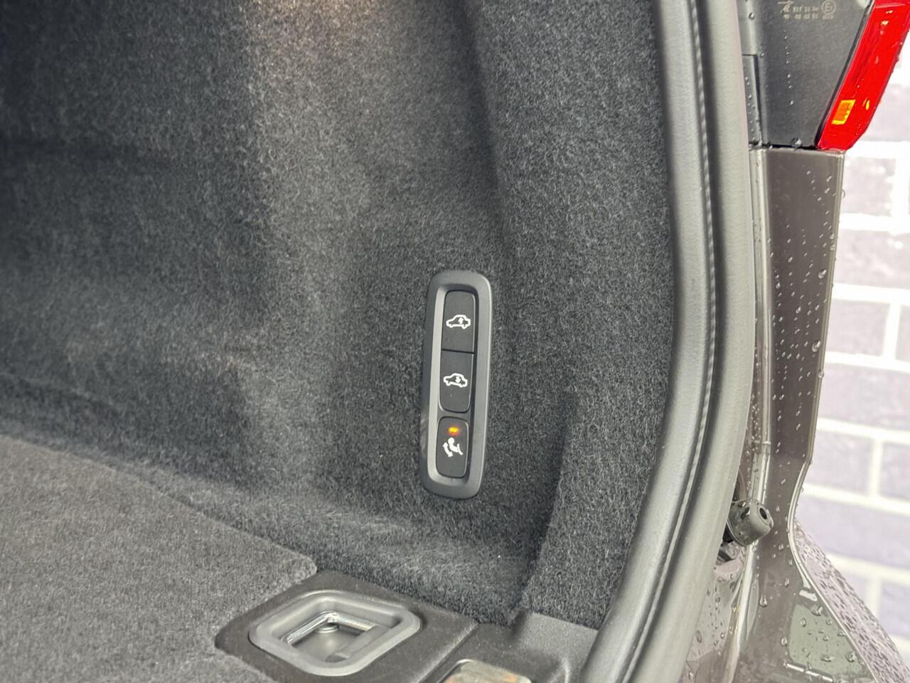 Volvo XC60 T6 Plug-in hybrid AWD Ultra Bright | Luchtvering | Trekhaak 2250 kg | 360° Camera | Harman Kardon Audio | Elektrisch Verstelbare Voorstoelen | Stoel-/Stuurverwarming