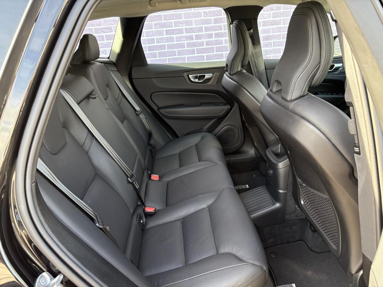 Volvo XC60 2.0 T6 Plug-in hybrid AWD Plus Dark | Adaptive cruise control | 360° camera | Trekhaak | Stoel- en stuurverwarming | Dode hoek detectie BLIS |