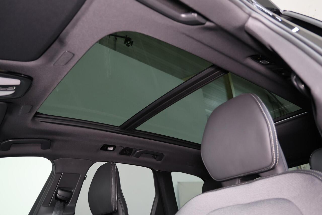 Volvo XC60 T6 Recharge AWD Ultra Black Edition - Panorama/schuifdak - IntelliSafe Assist & Surround - 360º Camera - Harman/Kardon audio - Adaptieve LED koplampen - Verwarmde voorstoelen, stuur & achterbank - Parkeersensoren voor & achter - Elektr. bedienb. voorstoel