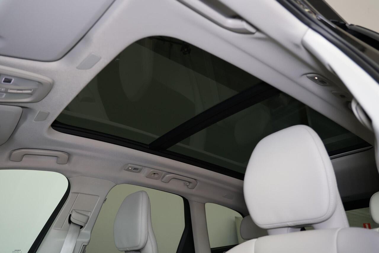 Volvo XC60 T8 Recharge AWD Ultra - Luchtvering - B&W Audio - Panorama/schuifdak - Massage&Ventilatie stoelen - IntelliSafe Assist & Surround - 360º Camera - Adaptieve LED koplampen - Verwarmde voorstoelen, stuur & achterbank - Elektr. bedienb. voorstoelen met geheug