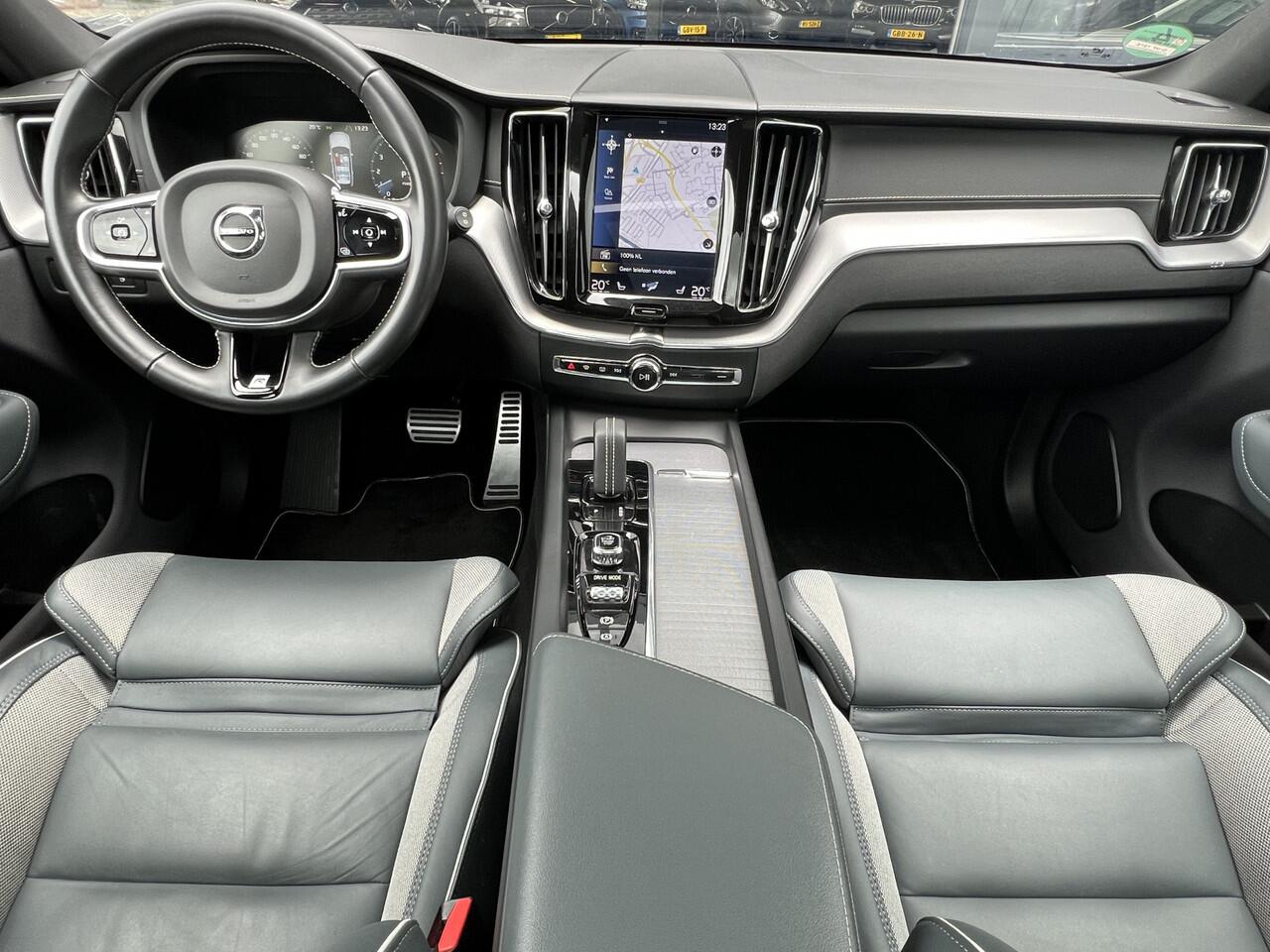 Volvo XC60 2.0 T8 Recharge 392 pk AWD R-Design Navigatie Panoramadak Luchtvering Camera Head Up Display Leder Dashboard Carplay Elek. Stoel 19 Inch Velgen Stoelverwarming Standkachel Getint Glas On Call 1e Eigenaar Plug In Hybride 1e Eigenaar Netjes ! BTW auto