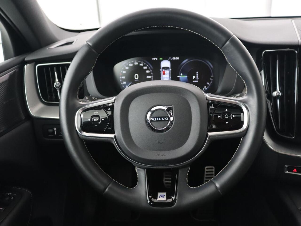 Volvo XC60 2.0 Recharge T8 AWD R Design | Panoramadak | Head-Up | 360 Camera | Stoel & stuurverwarming | Carplay | Keyless | Harman/Kardon | Navigatie | Half leder | Memory | PHEV | Plug In