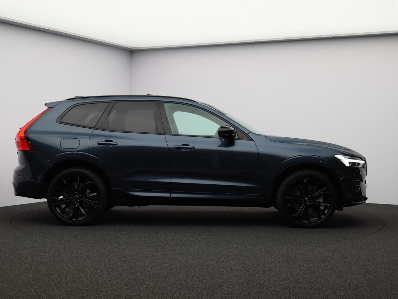 Volvo XC60 2.0 T6 Plug-in hybrid AWD Plus Black Edition / Panoramadak / Elektrische Stoelen / Harman Kardon / Stoel+Stuurverwarming / Getint Glas / BLIS / Keyless /