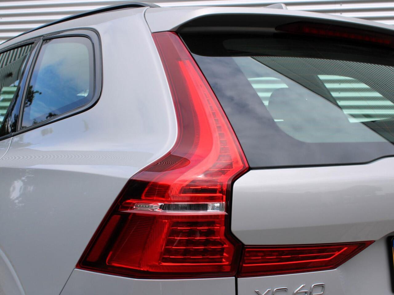 Volvo XC60 2.0 T6 Plug-in hybrid AWD Ultra Dark Automaat / Panoramadak / Trekhaak / 360* camera