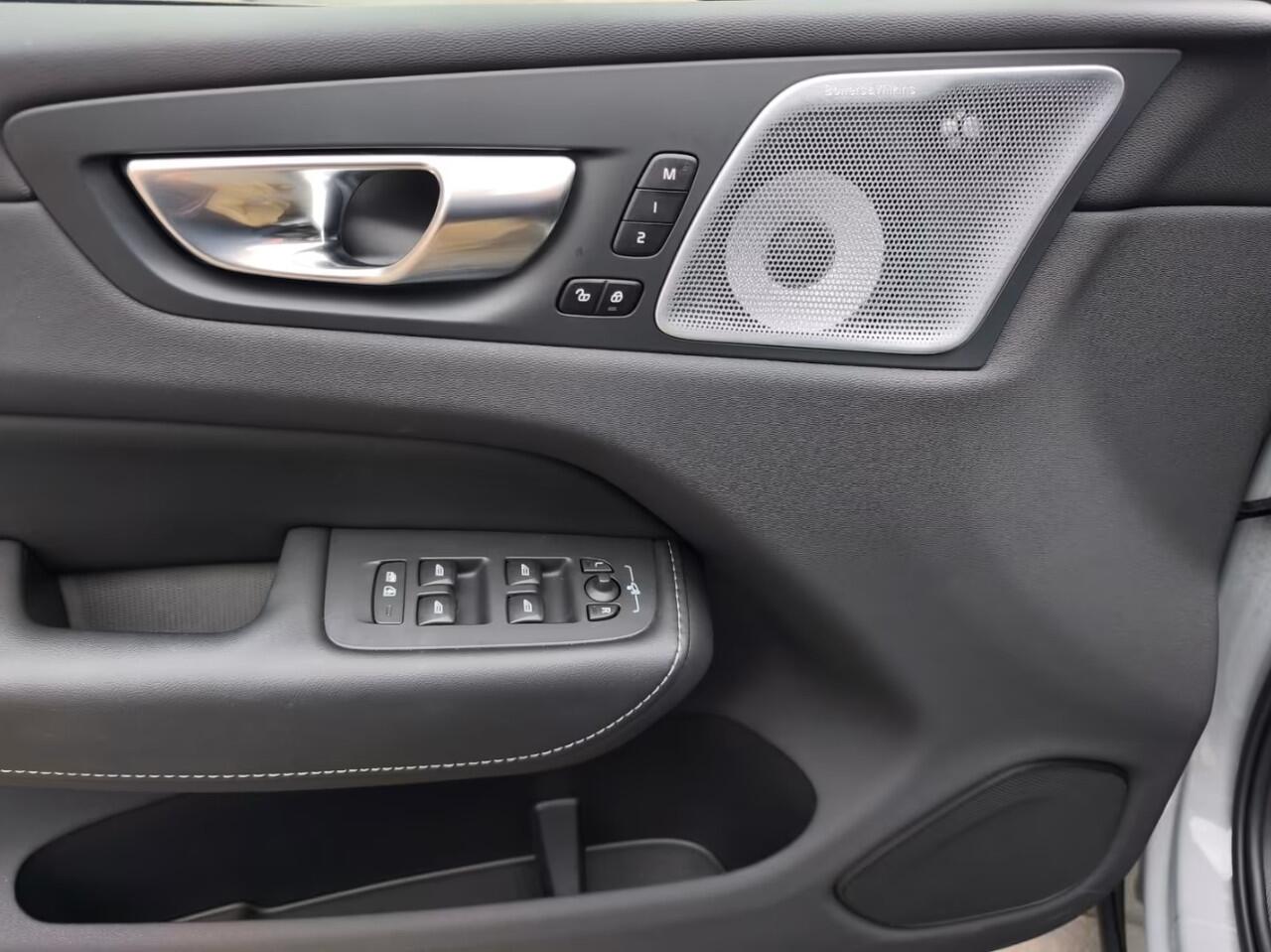 Volvo XC60 2.0 T8 Plug-in hybrid AWD Plus Dark (335kW/455PK) FULL OPTION ** 1e EIG - Ex VOLVO - ¤ 25.000,= onder NP ** ** INFORMEER OOK NAAR ONZE AANTREKKELIJKE FINANCIAL-LEASE TARIEVEN **