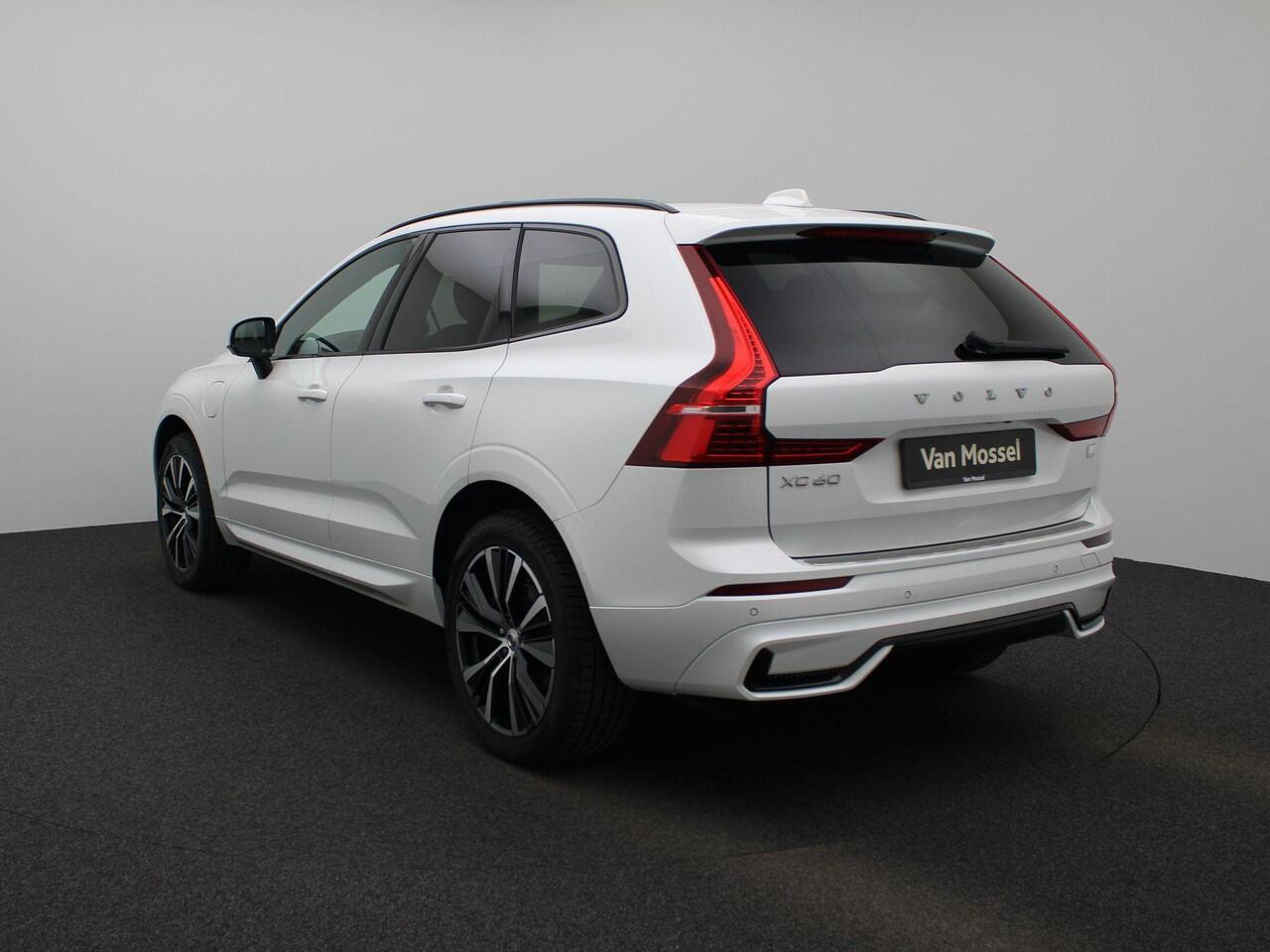 Volvo XC60 T6 Plug-in hybrid AWD Ultimate Dark | Panorama dak | Harman Kardon audio | verwarmde voorstoelen & achterbank |