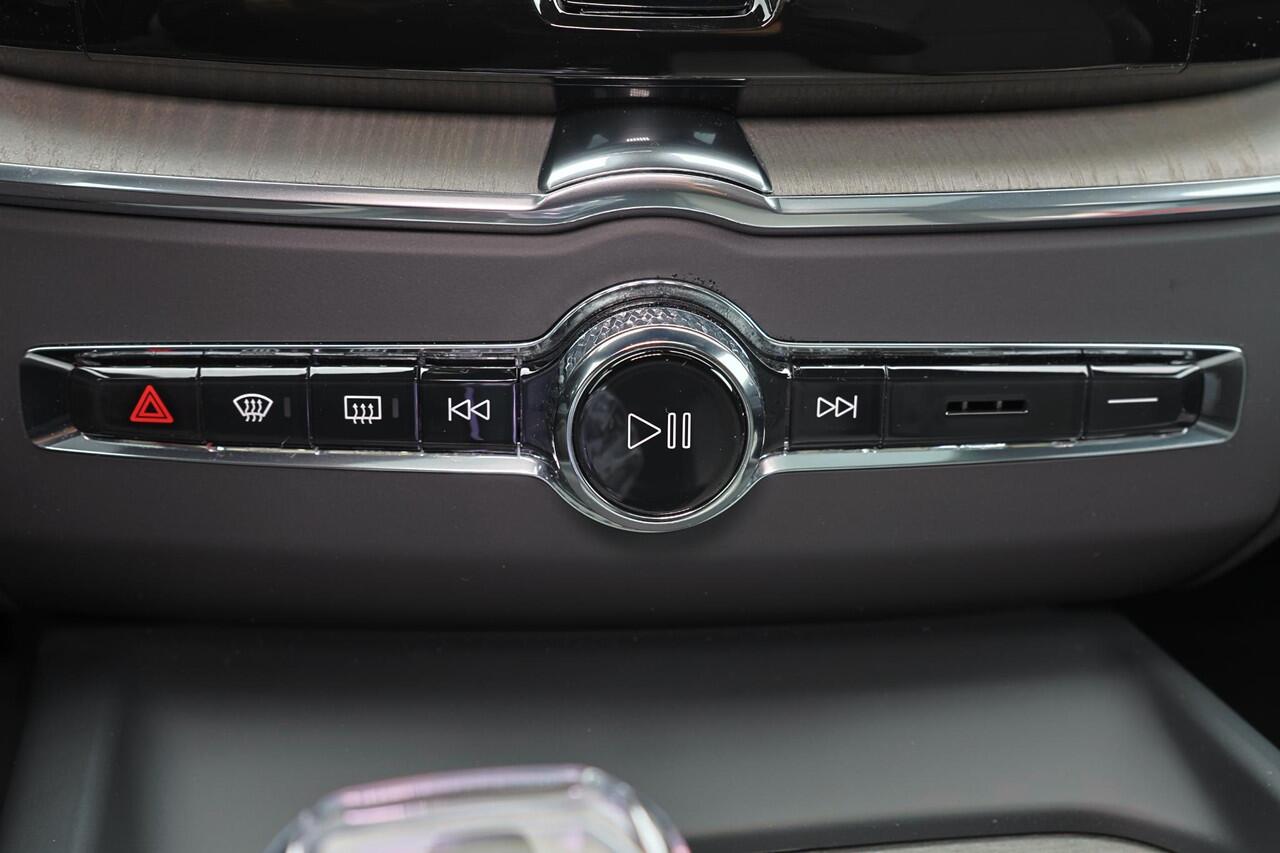 Volvo XC60 T8 Recharge AWD Ultra Dark - Luchtvering - B&W Audio - Panorama/schuifdak - IntelliSafe Assist & Surround - 360º Camera - Adaptieve LED koplampen - Verwarmde voorstoelen, stuur & achterbank - Parkeersensoren voor & achter - Elektr. bedienb. voorstoelen me