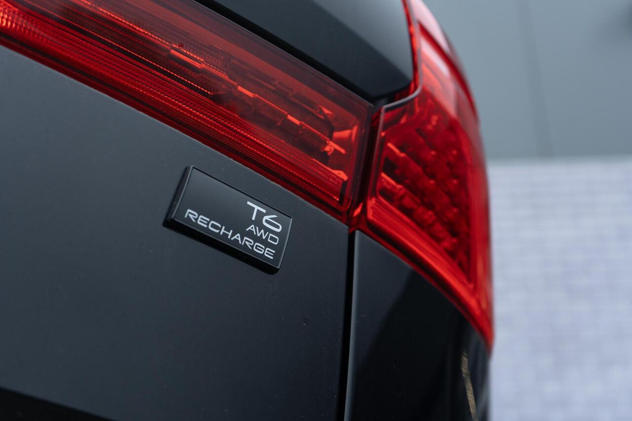 Volvo XC60 T6 Plug-in hybrid AWD Plus Black Edition | Long Range | Trekhaak | BLIS | Panoramadak | Adaptive cruise-control | 360° camera | Verw.stoelen V+A | Harman Kardon | Donker glas | 21" wielen