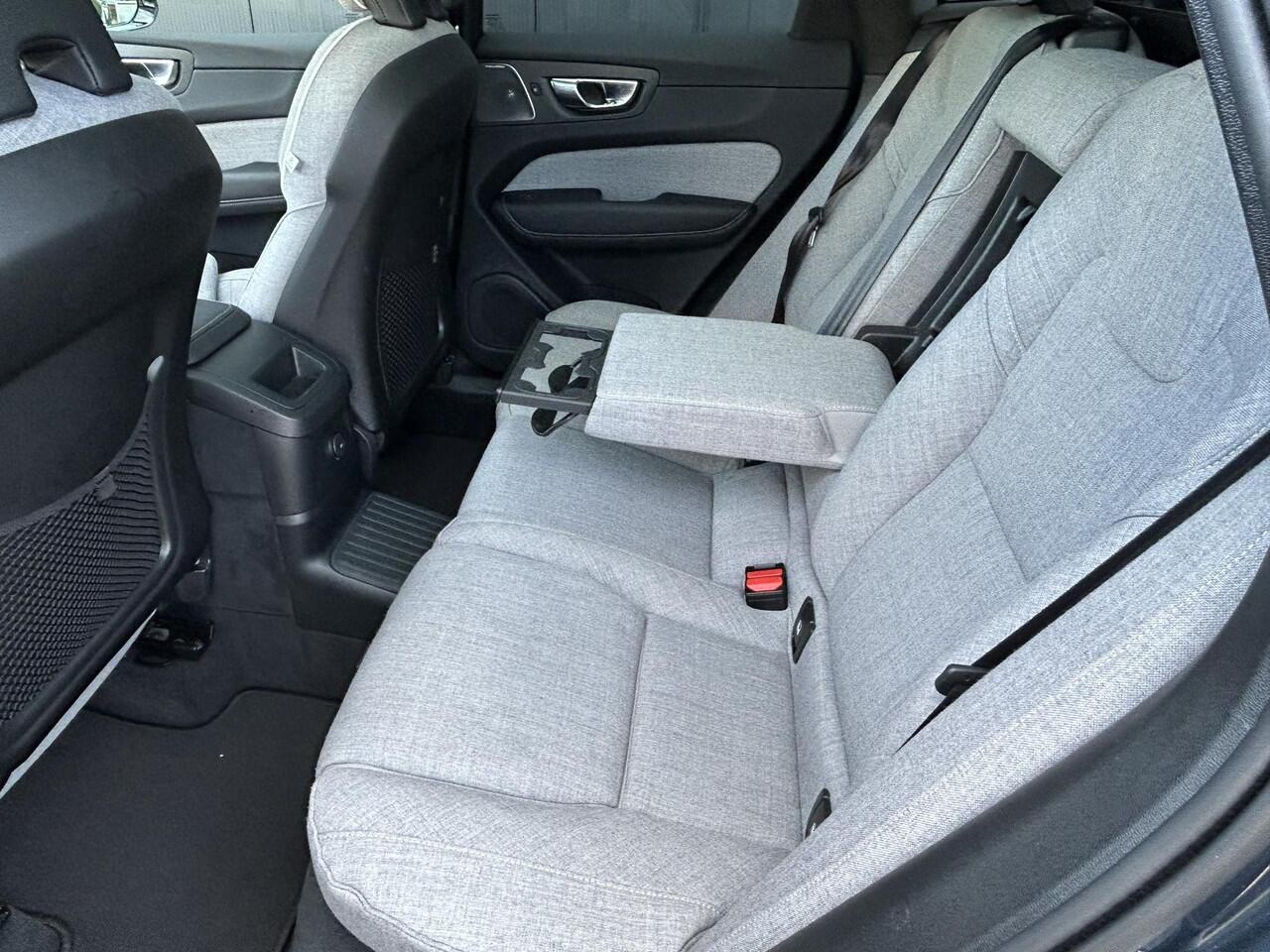 Volvo XC60 2.0 T6 Plug-in hybrid AWD Ultra Dark Panorama dak / B&W Audio / 360 camera / Tailored Wool bekleding / Geint. zitting verhogers achterbank / Elektr. stoelverstelling / Trekhaak