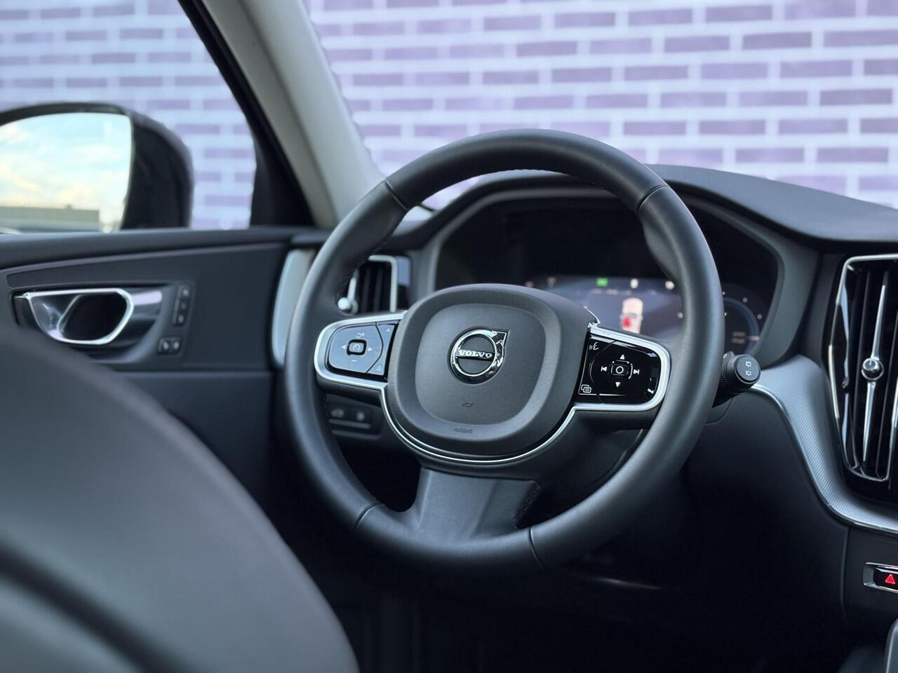 Volvo XC60 2.0 T6 Plug-in hybrid AWD Plus Dark 360 Camera | Trekhaak | Panorama dak | High Performance Audio | Memory stoelen | leder | stoel + stuur verwarming | draadloos telefoon lader | All Season banden |