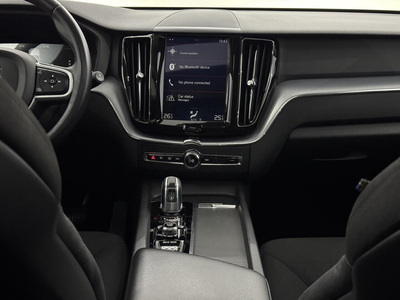 Volvo XC60 2.0 T8 Twin Engine AWD Momentum Pano, Parkeersensoren, Navi, Cruise control, Elektrische achterklep, Virtual desk