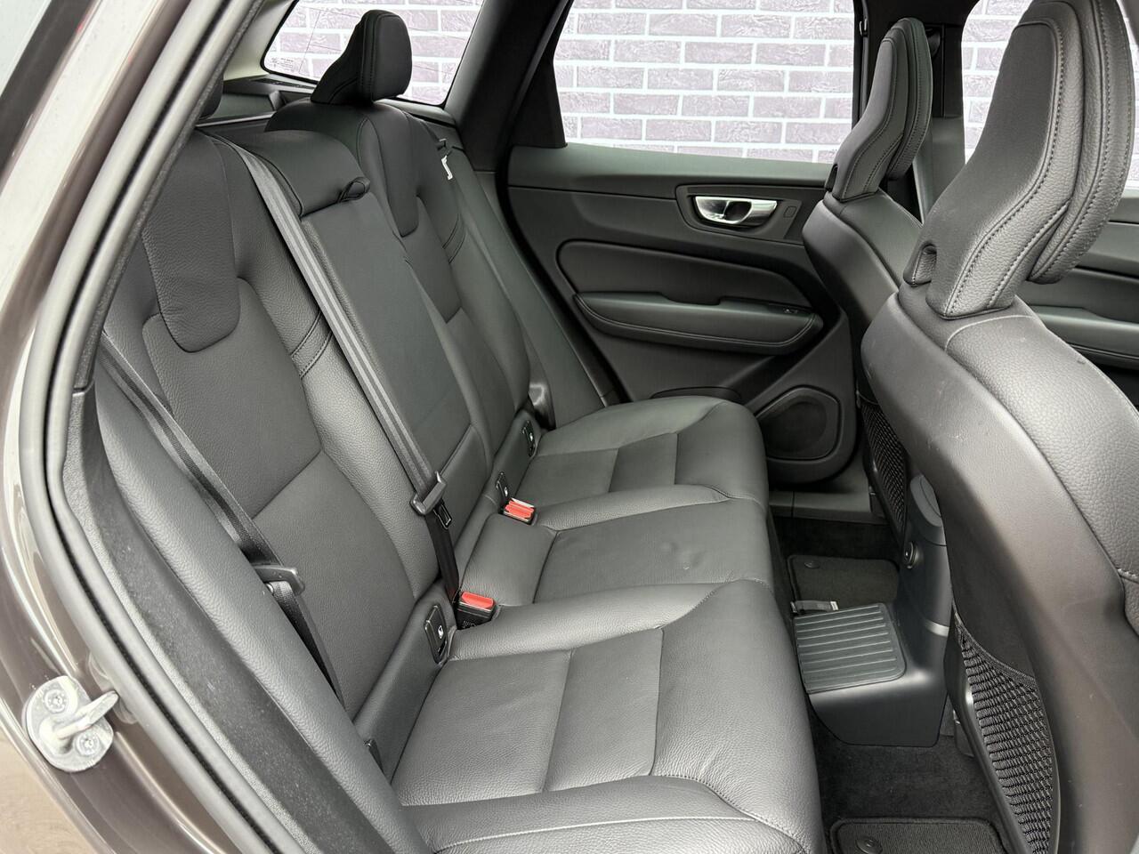 Volvo XC60 2.0 T6 Plug-in hybrid AWD Plus Dark | Adaptive cruise control | 360° camera | Trekhaak | Stoel- en stuurverwarming | Dode hoek detectie BLIS |