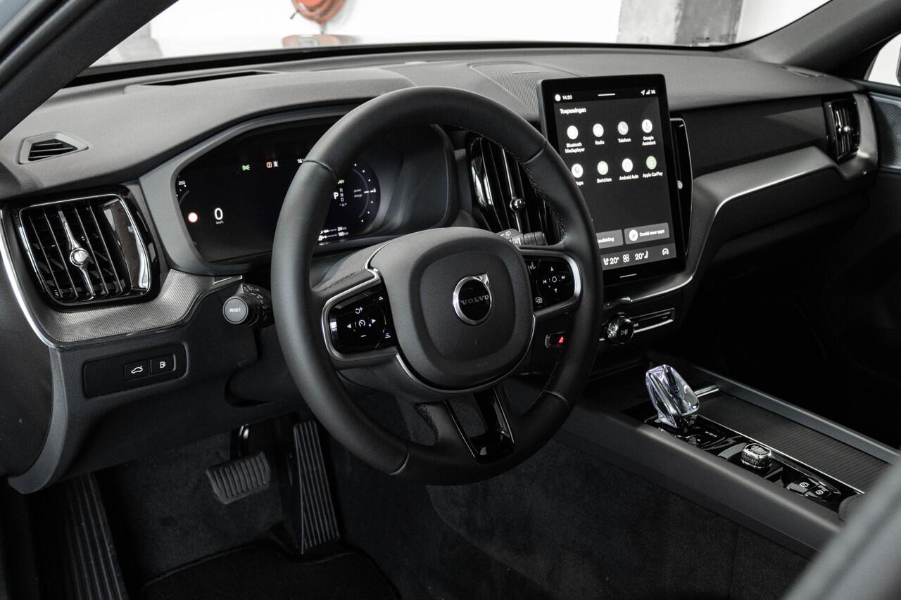 Volvo XC60 2.0 T6 Plug-in hybrid AWD Plus Black Edition | Verwacht Nov. 2025 | Luchtvering | 360º Camera | Schuif/Kantel-Panoramadak | Head-Up Display | 21" Lichtmetalen Wielen | Donkergetint Glas |