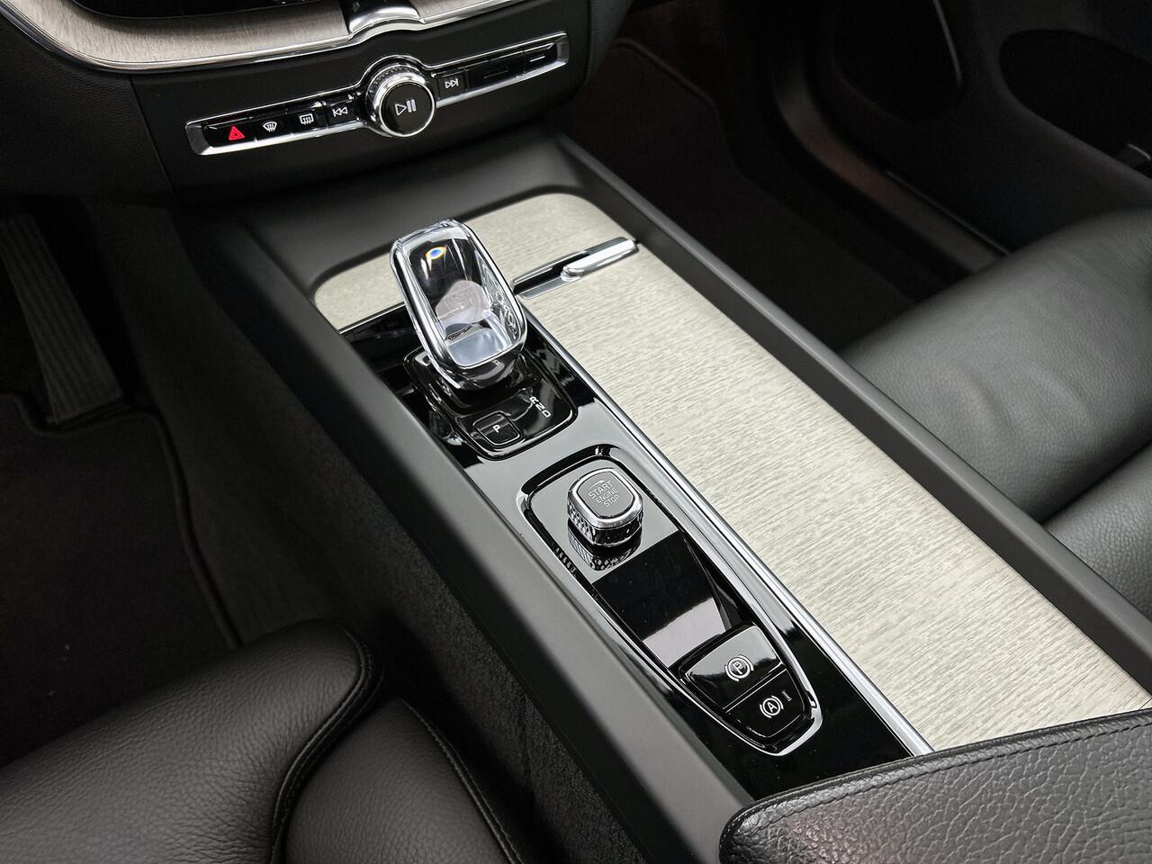 Volvo XC60 2.0 T8 Plug-in hybrid AWD Plus Bright | 310 pk | Panoramadak | Premium Audio by Harman Kardon | 2.250 kg Trekgewicht |