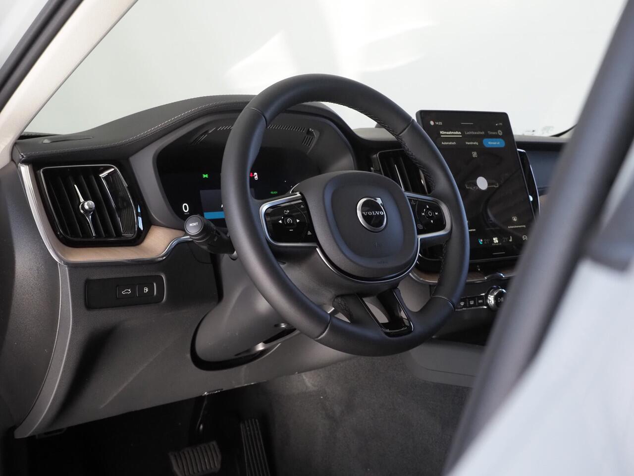 Volvo XC60 2.0 T6 Plug-in hybrid AWD Ultra Dark "Facelift" | Luchtvering | Bowers & Wilkins | Masage Stoelen | Stoelventilatie | Voorstoelen En Achterstoelen Verwarmd | Trekhaak (elektrisch uitklapbaar)