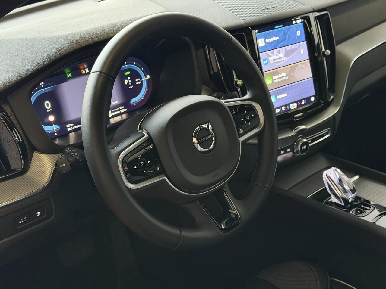 Volvo XC60 2.0 T6 350 PK PHEV AWD PLUS DARK + LONG RANGE PANO HARMAN-KARDON 360CAM ELEK.KLEP STUUR/STOEL VERW. Plug in Hybrid ? Top Auto's Wijchen , Altijd een Ruim aanbod van Volvo's i BUSINESS / CORE / BRIGHT / DARK / ULTRA DARK / PLUS DARK / BLACK EDITION / ES