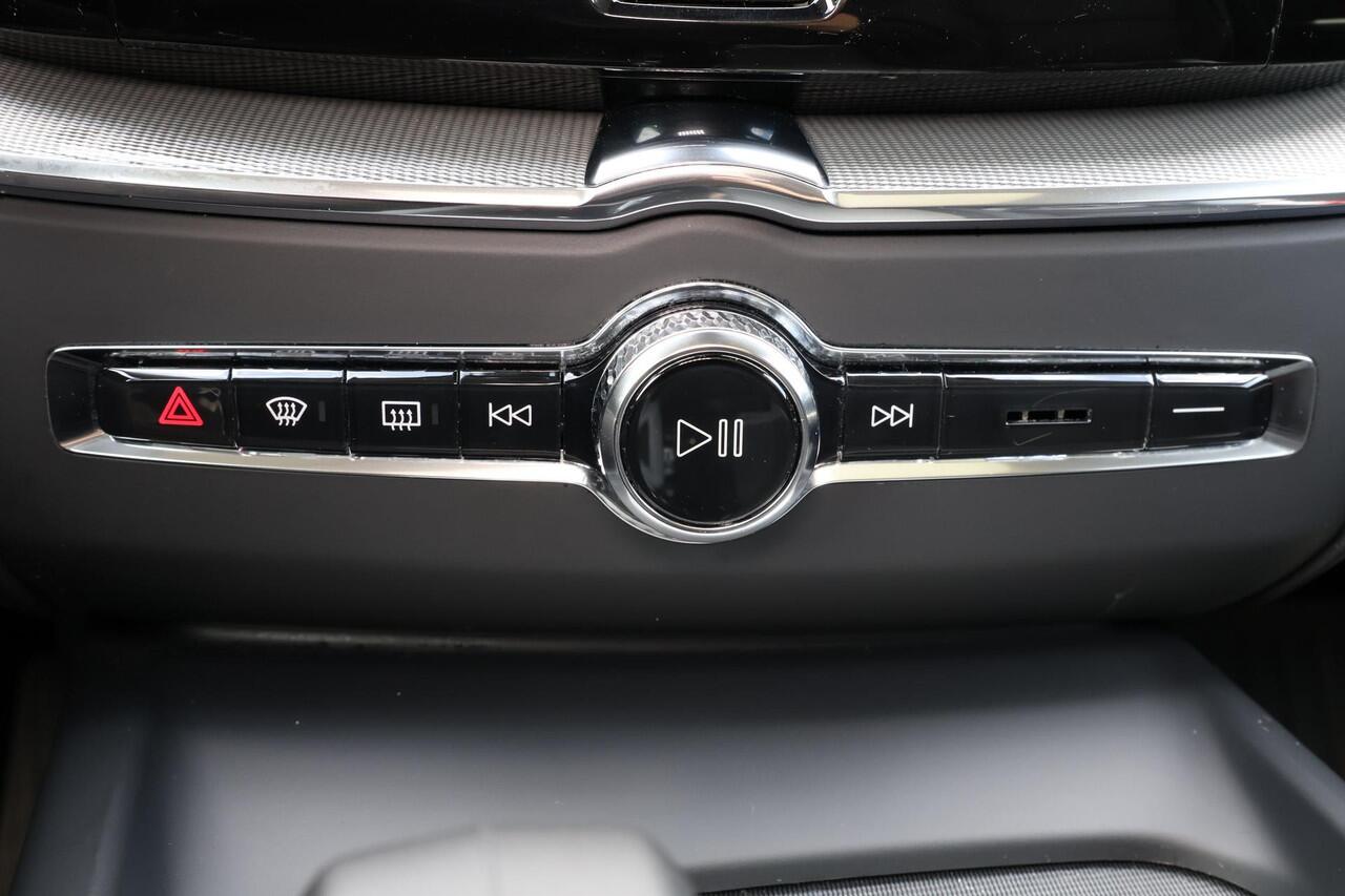 Volvo XC60 T6 Recharge AWD Plus Dark - Panorama/schuifdak - IntelliSafe Assist & Surround - 360º Camera - Harman/Kardon audio - Adaptieve LED koplampen - Verwarmde voorstoelen, stuur & achterbank - Parkeersensoren voor & achter - Elektr. bedienb. voorstoelen met geh