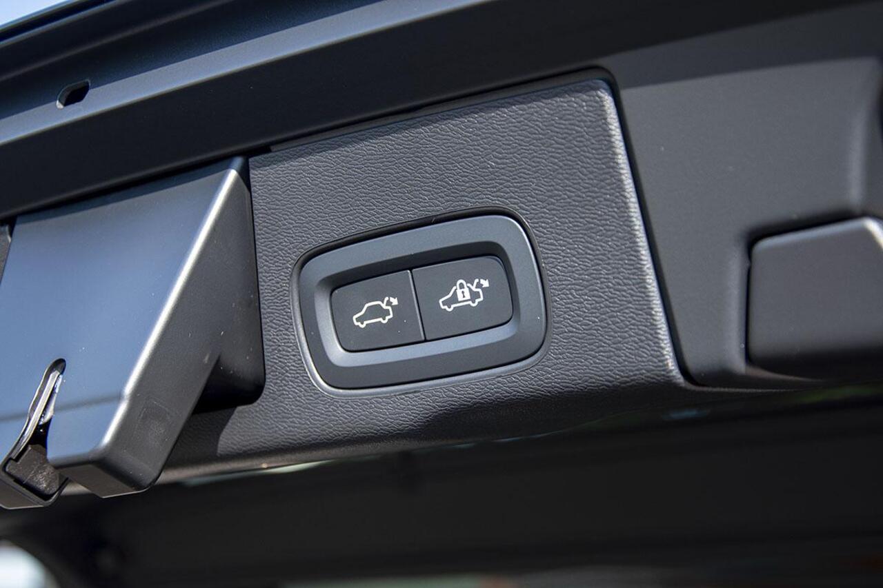 Volvo XC60 2.0 T8 PLUG-IN HYBRID AWD ULTRA DARK