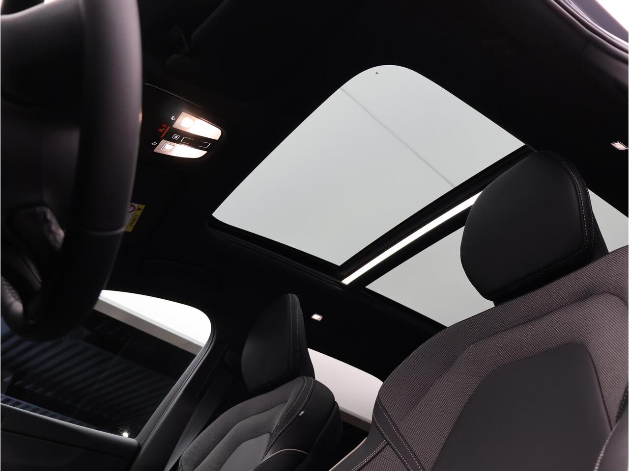 Volvo XC60 2.0 T6 Plug-in hybrid AWD Plus Black Edition / Panoramadak / Elektrische Stoelen / Harman Kardon / Stoel+Stuurverwarming / Getint Glas / BLIS / Keyless /