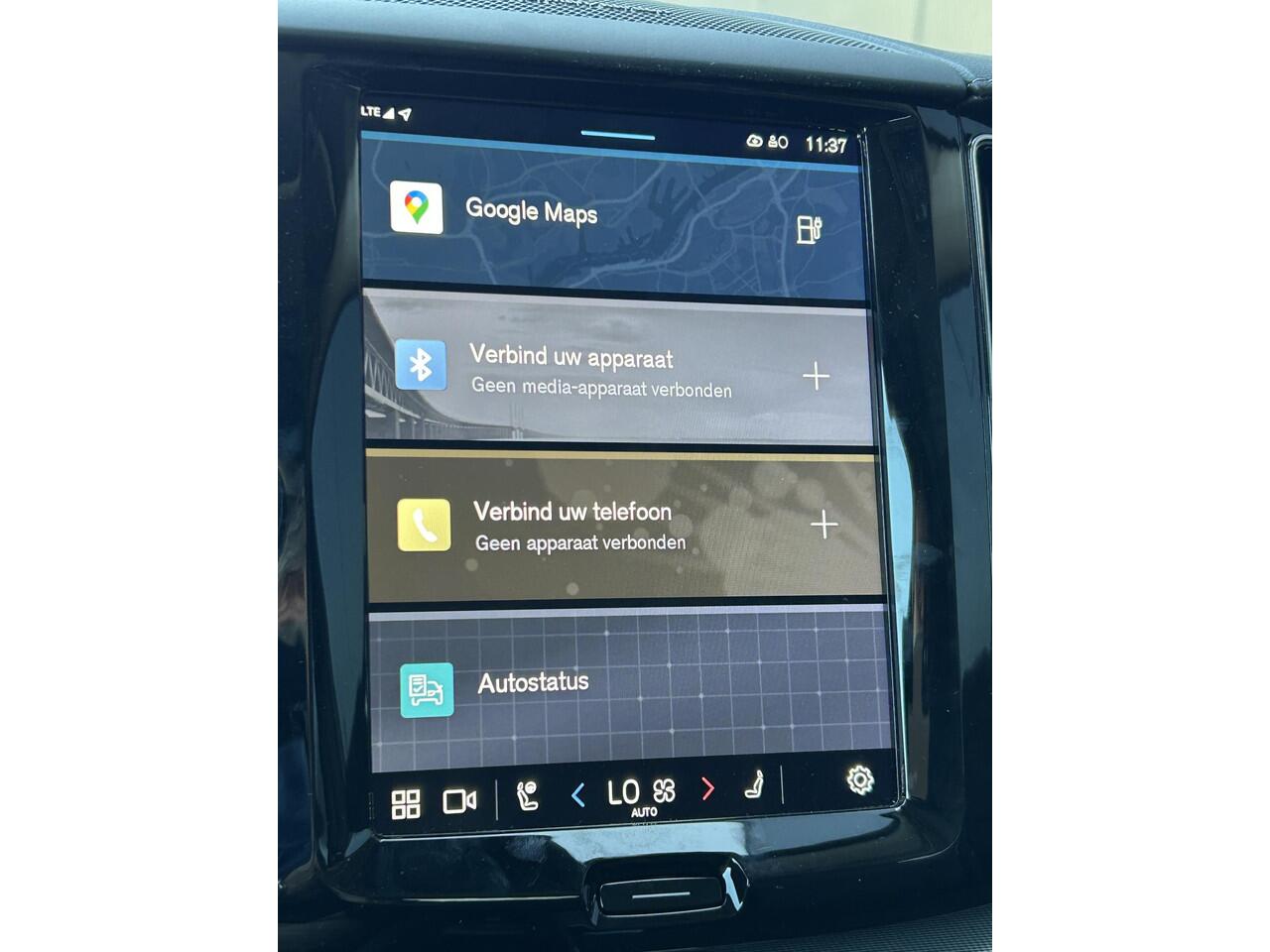 Volvo XC60 2.0 T6 Plug-in hybrid AWD Ultra Dark Luchtvering / Head-up display / 360 camera / panorama dak / trekhaak / 20 inch wielen / stoel- en stuurverwarming / Harman Kardon audio