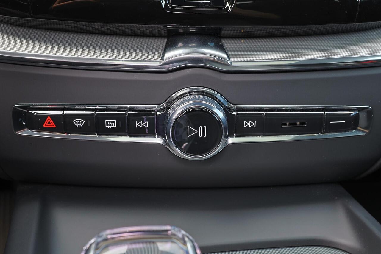 Volvo XC60 T6 Recharge AWD Plus Black Edition - Luchtvering - Panorama/schuifdak - IntelliSafe Assist & Surround - 360º Camera - Harman/Kardon audio - Adaptieve LED koplampen - Verwarmde voorstoelen, stuur & achterbank - Parkeersensoren voor & achter - Elektr. bedie