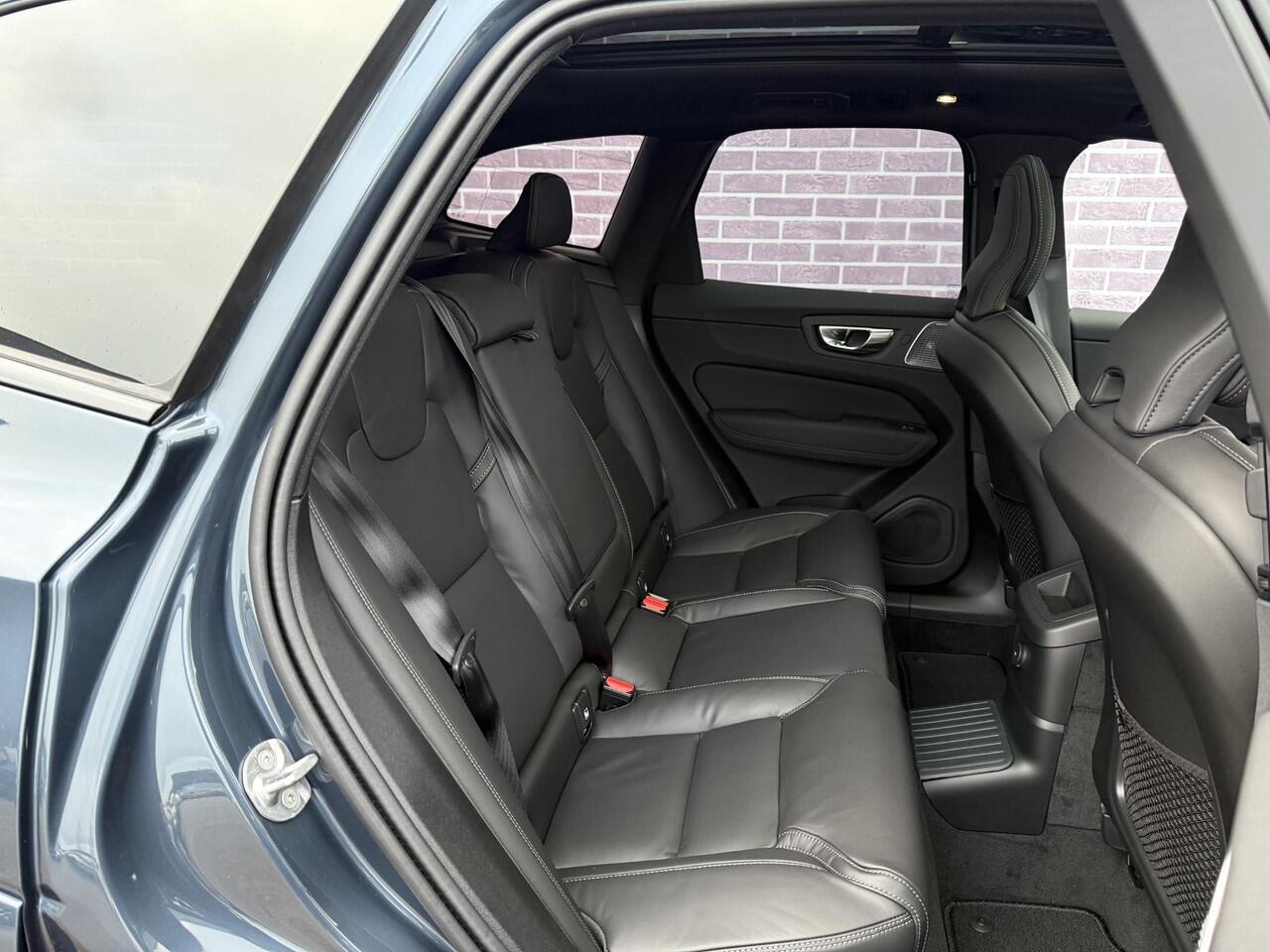 Volvo XC60 2.0 T8 Plug-in hybrid AWD Ultra Black Edition Exec | Lounge Pack | Bowers & Wilkins | 22" | Luchtvering | Massage | Head-Up Display | Leder Dashboard | Adaptive Cruise | Stoel & Stuurverwarming |