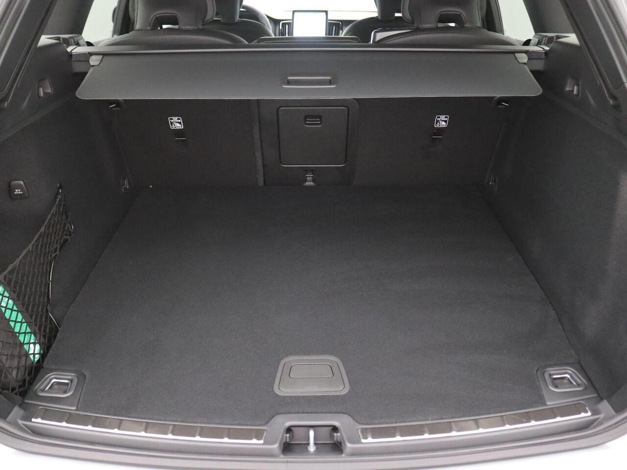 Volvo XC60 2.0 T6 Plug-in hybrid AWD Plus Black Edition 350PK Facelift, Trekhaak inklapbaar, Panoramadak, 22" velgen, Getint Glas, Nappa Leder, 360 Camera, Elek. stoelen, Stoelverwarming, Keyless, Dodehoek Detectie, LED koplampen