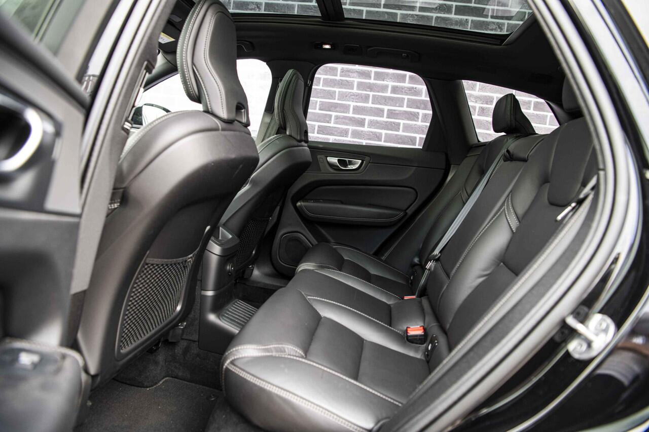 Volvo XC60 2.0 T6 Plug-in hybrid AWD Ultimate Black Edition | Trekhaak | Stoelventilatie en Massage | Adaptieve Cruise Control | Harman Kardon |