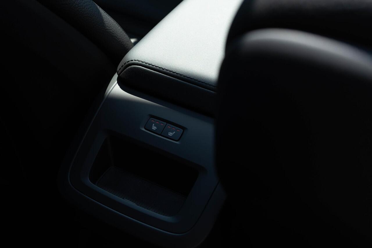 Volvo XC60 T6 Plug-in hybrid AWD Plus Bright | Luchtvering | Trekhaak 2250 kg | 360° Camera | Harman Kardon Audio | Full-LED Koplampen | Elektrisch Verstelbare Voorstoelen | Stoel-/Stuurverwarming |