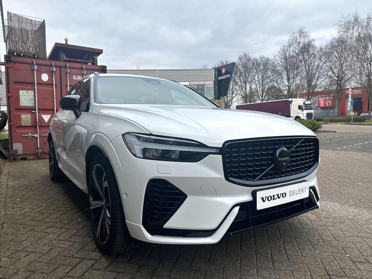 Volvo XC60 T6 350 PK Plug-in hybrid AWD Ultra Dark / 360 camera/ Luchtvering / Black Sheep pakket /