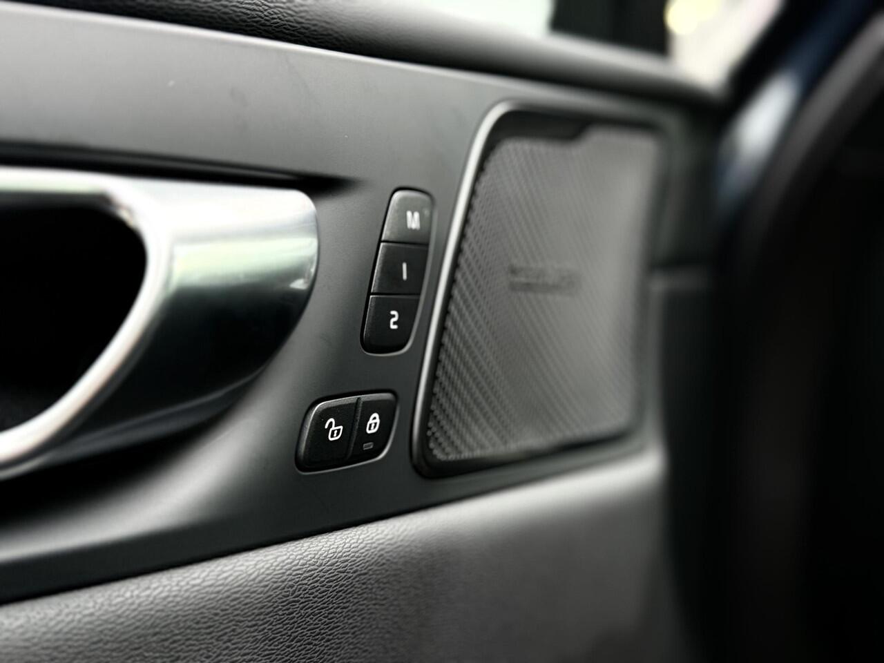 Volvo XC60 2.0 T6 Ultra Black Edition Nieuw Model l Pano l Light Pakket l Stoelverwarming l Adaptieve Cruise l Harman Kardon l HUD