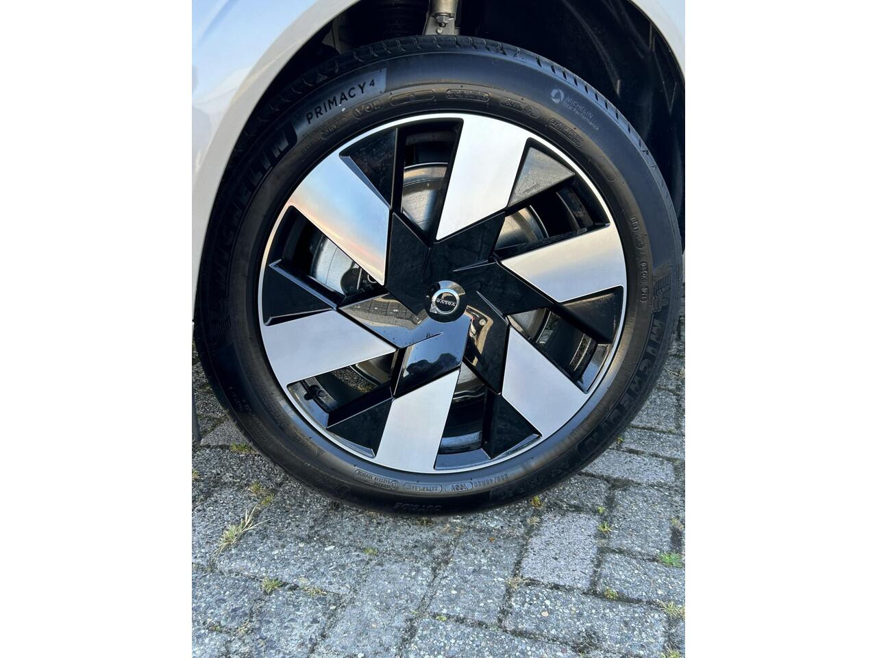 Volvo XC60 2.0 T6 Plug-in hybrid AWD Ultra Dark Luchtvering / Head-up display / 360 camera / panorama dak / trekhaak / 20 inch wielen / stoel- en stuurverwarming / Harman Kardon audio