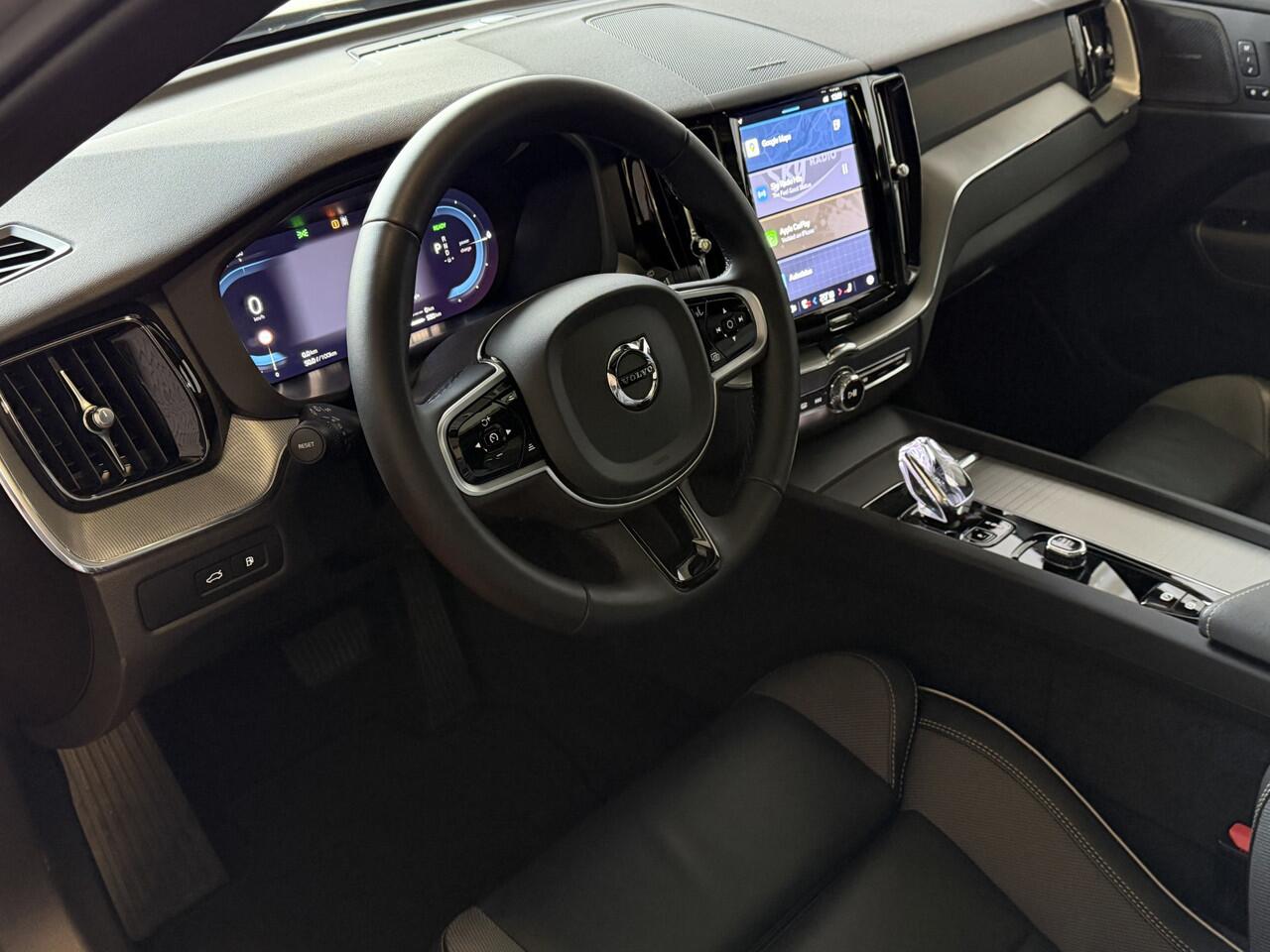 Volvo XC60 2.0 T6 350 PK PHEV AWD PLUS DARK + LONG RANGE PANO HARMAN-KARDON 360CAM ELEK.KLEP STUUR/STOEL VERW. Plug in Hybrid ? Top Auto's Wijchen , Altijd een Ruim aanbod van Volvo's i BUSINESS / CORE / BRIGHT / DARK / ULTRA DARK / PLUS DARK / BLACK EDITION / ES